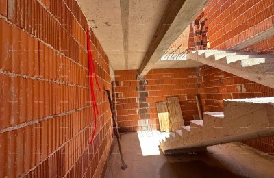 New project, Barbariga! Apartment with garden and parking, 500 m from the sea