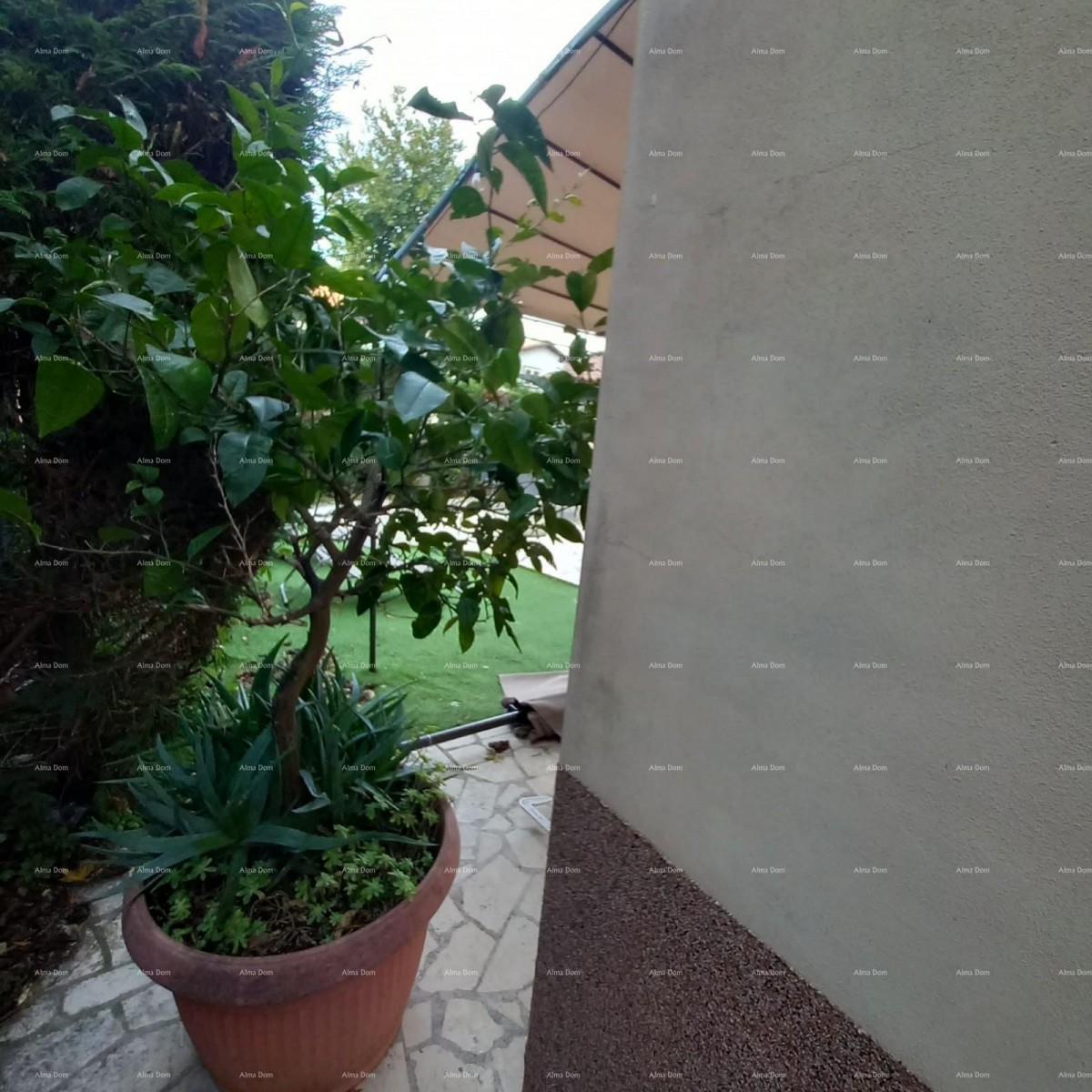 Prodaje se kuća sa 3 apartmana i dvorištem, blizu Pule. Pješčana uvala. 3