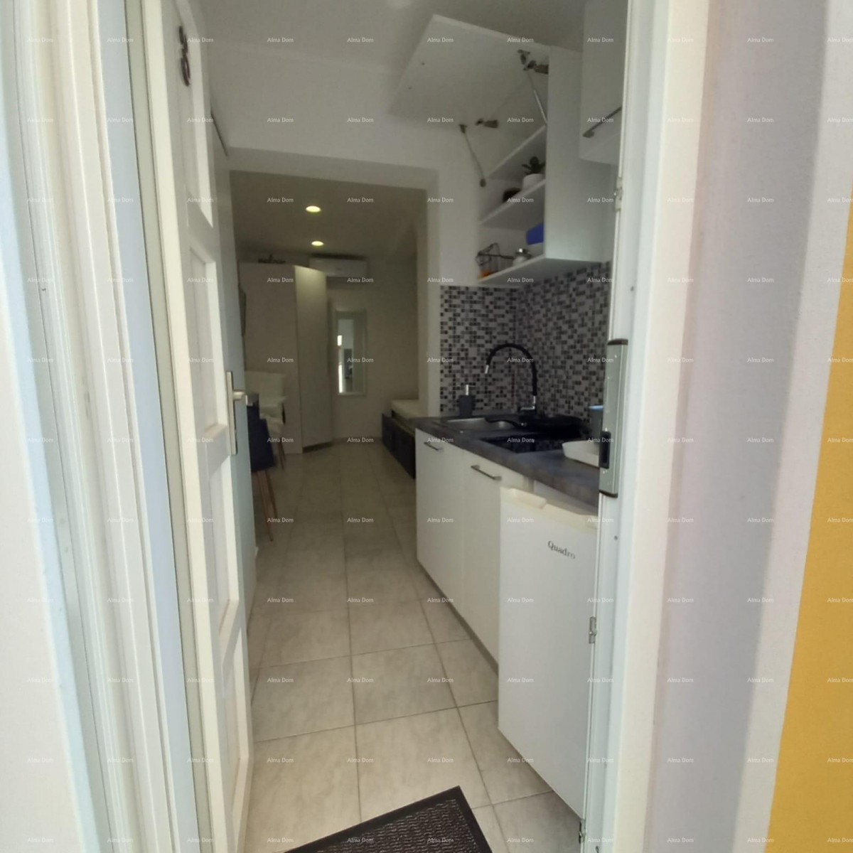 Prodaje se kuća sa 3 apartmana i dvorištem, blizu Pule. Pješčana uvala. 20