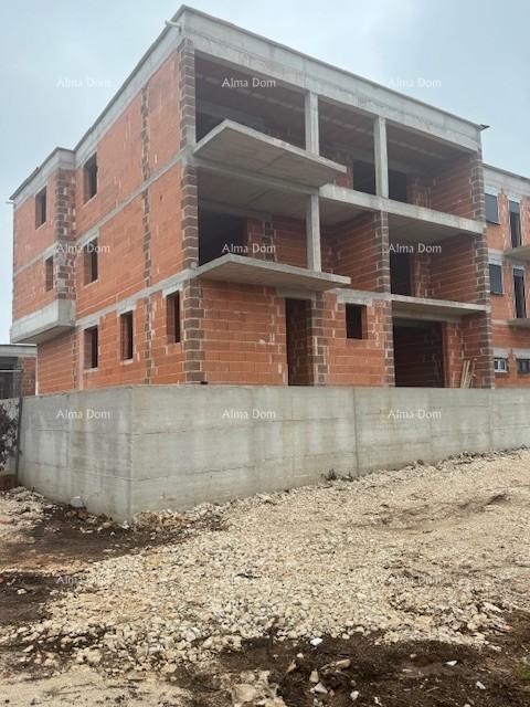 Pula. Veli Vrh, veliki stan sa 3 spavaće sobe. 3 km do centra Fažane. 6