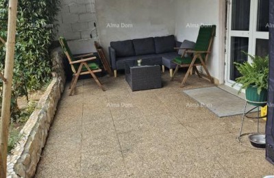 Vendita di due appartamenti al piano terra di una casa con giardino
