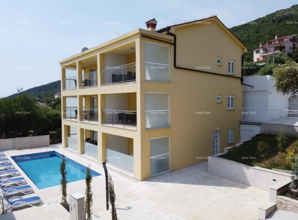 Raša, affascinante casa con appartamenti e piscina con vista panoramica sul mare 1