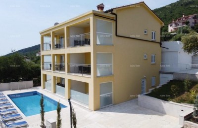 Raša, Šarmantna apartmajska hiša s bazenom in panoramskim pogledom na morje