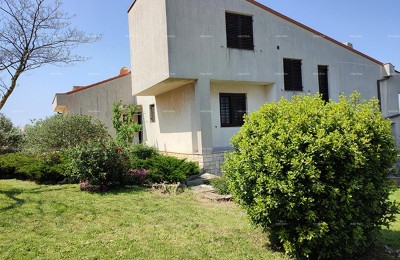PULA – Škatari, družinska samostojna hiša z veliko parcelo
