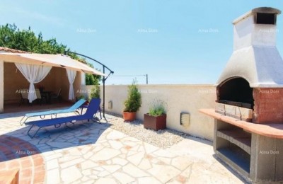 Приземный дом с бассейном в спокойном месте, Пула