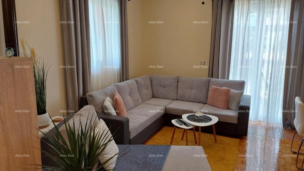 Дом с прекрасным видом на горы, террасой, садом, барбекю и частной парковкой. 2