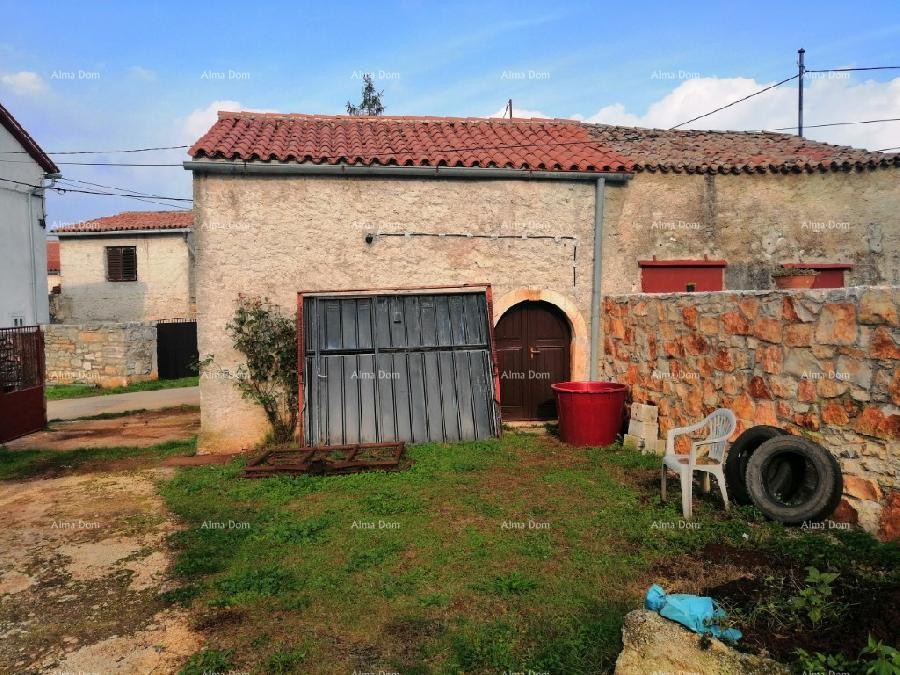 Građevinski teren sa 3 manja legalizirana objekta. Vareški. 6