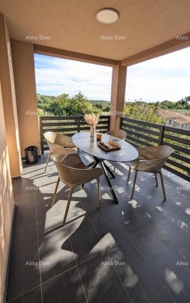 BRTONIGLA, ISTRIA – Moderno appartamento con 3 camere da letto, giardino e due posti auto 1