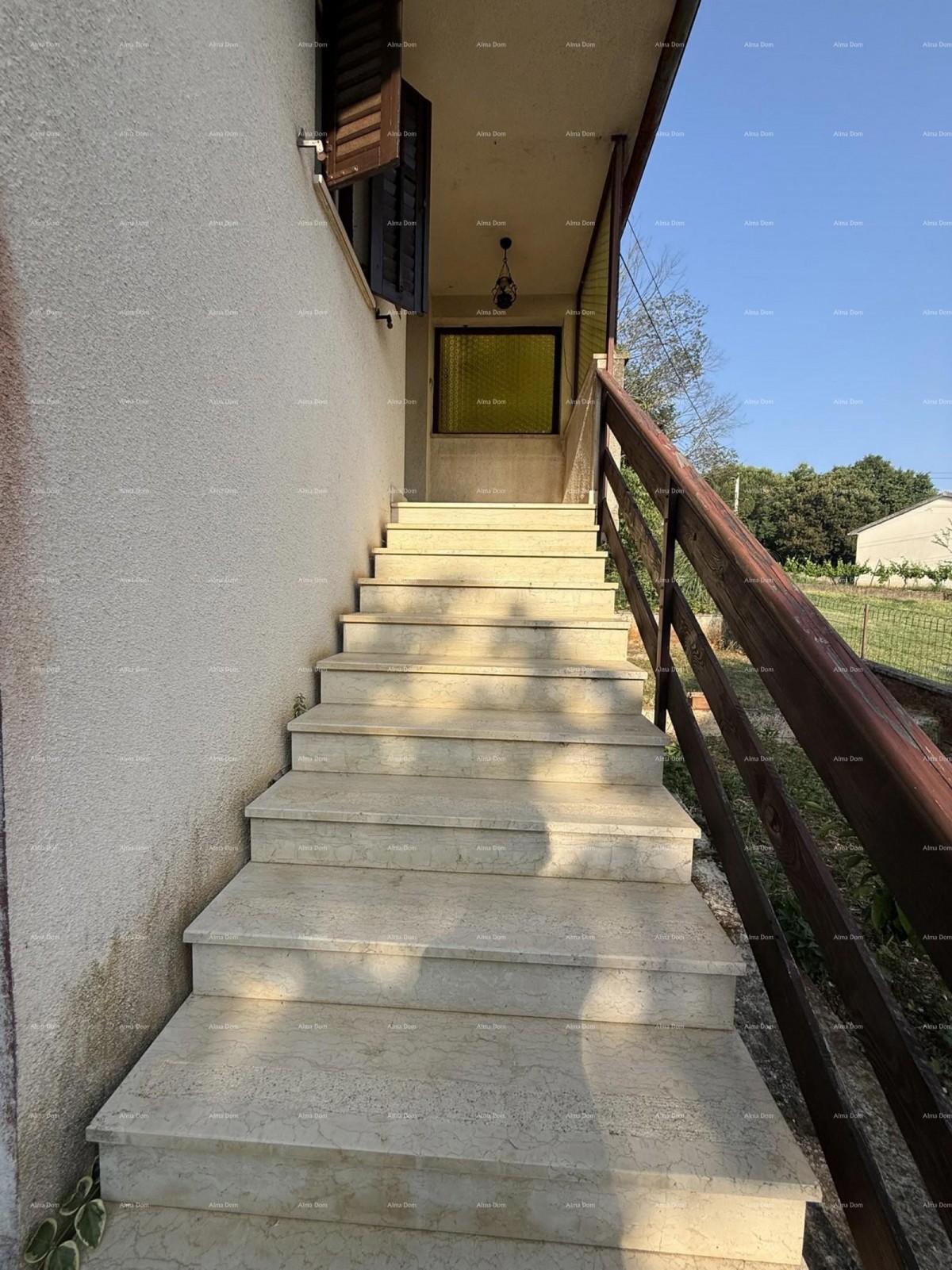 Šarmantna družinska hiša z veliko parcelo in dodatnim gradbenim zemljiščem v bližini Barbana 3