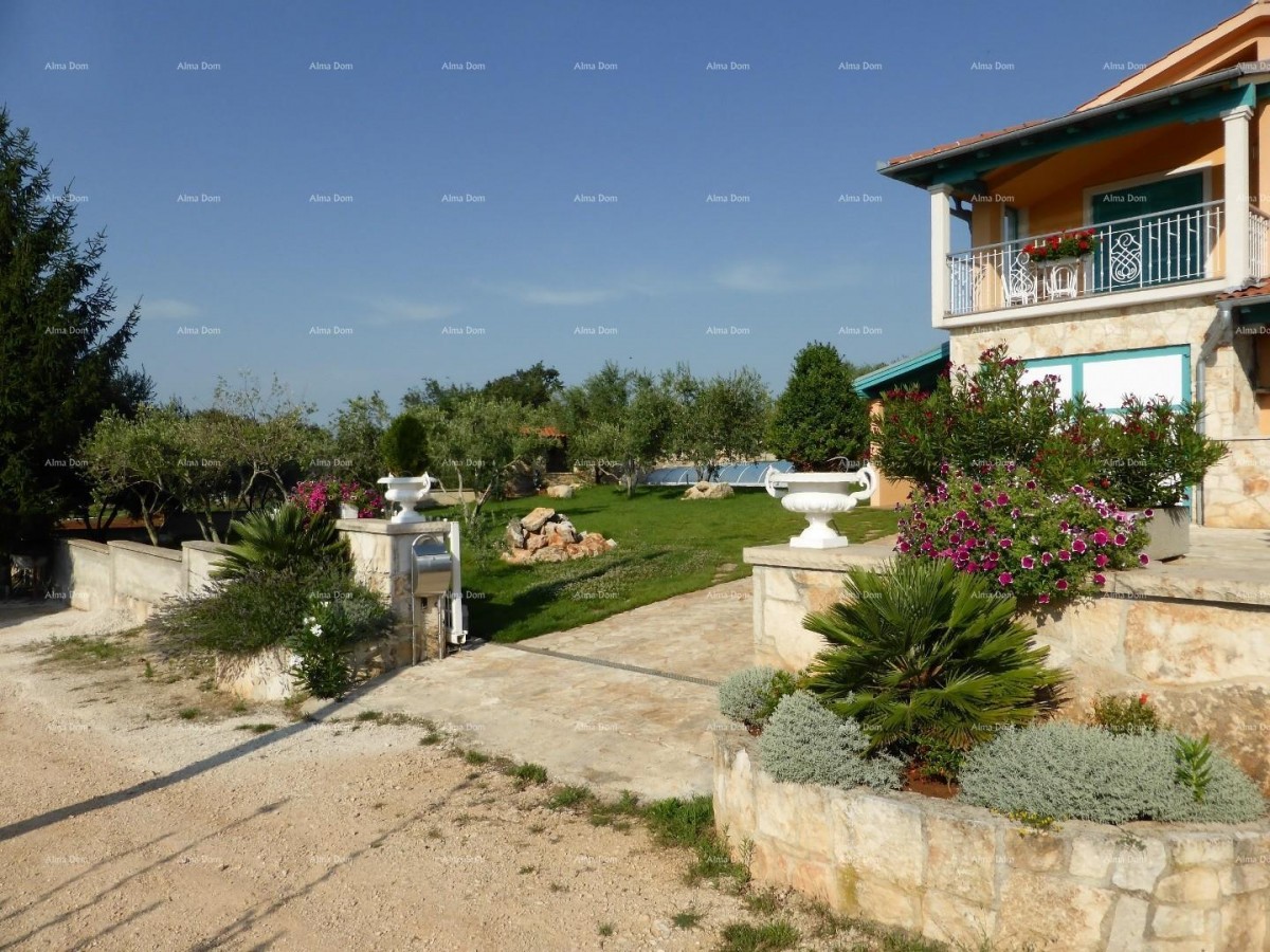 Prodaje se vila, blizina Marčane. 2