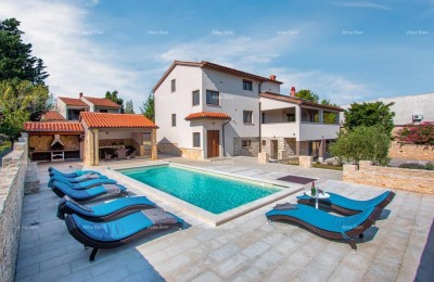 Premantura, samostojeća kuća sa 5 spavaćih soba.Blizina mora .