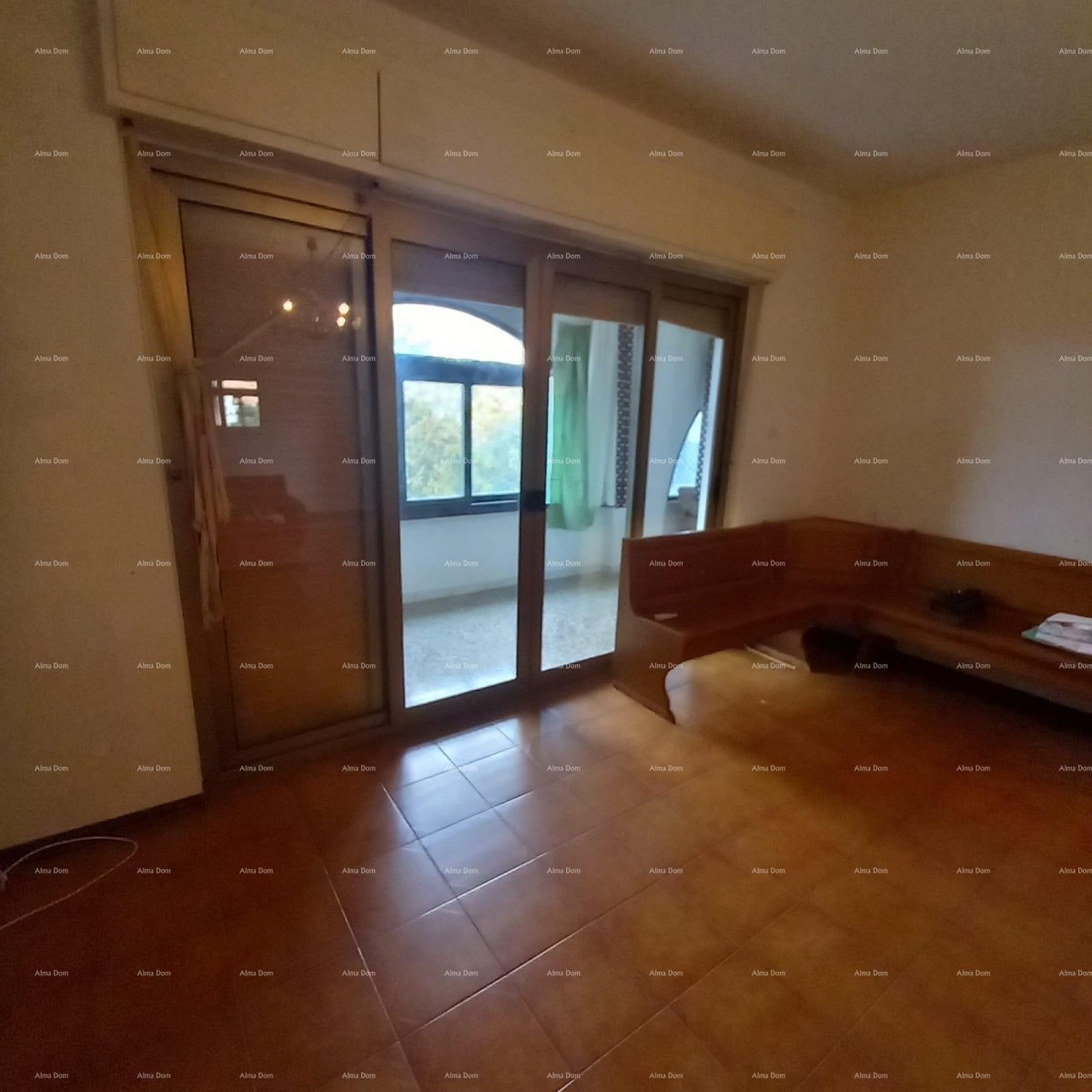 Prodaje se  kuća sa tri stana, Umag 2
