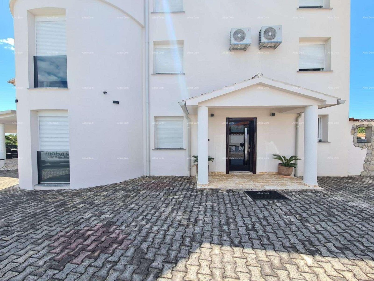 Na prodaju kuća s bazenom – Valtura 4