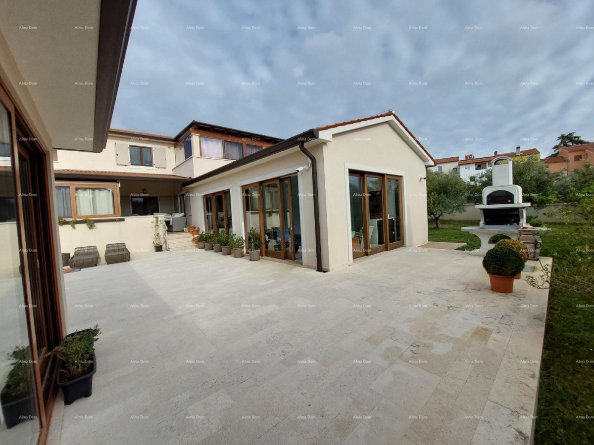 Современный дом с двумя апартаментами, крытым бассейном и большим двором. 12