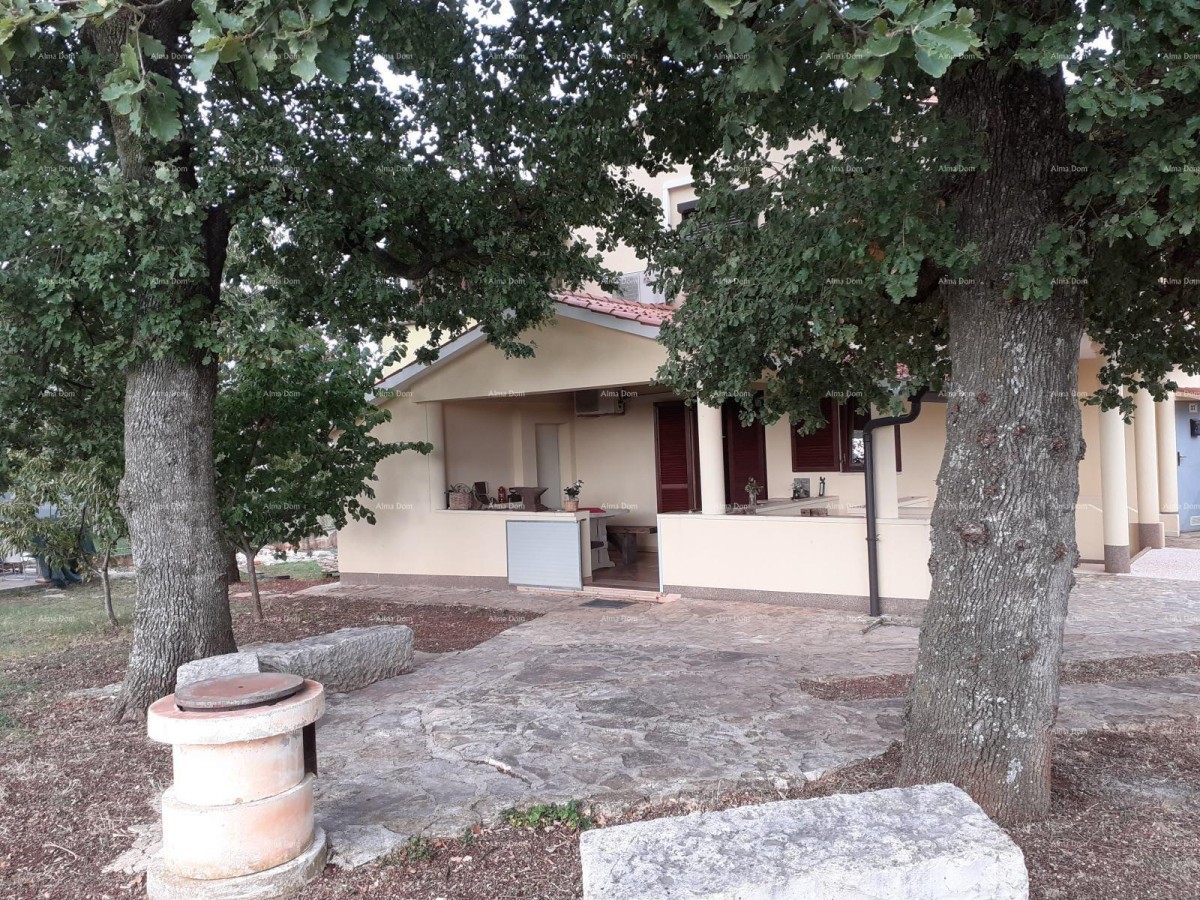 NOVIGRAD - Prodaja dveh stanovanj v družinski hiši 23