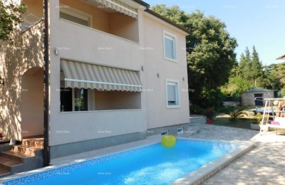 Großes Einfamilienhaus mit Pool und großem Garten in grüne Zone von Pula!