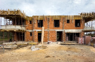 Продаем квартиру с гаражом и садом в стадии строительства! Близость к центру города Пулы.