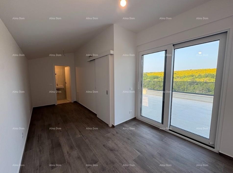 Luksuzni dvoetažni stan s pogledom na more i prostranom terasom u Zambratiji 12