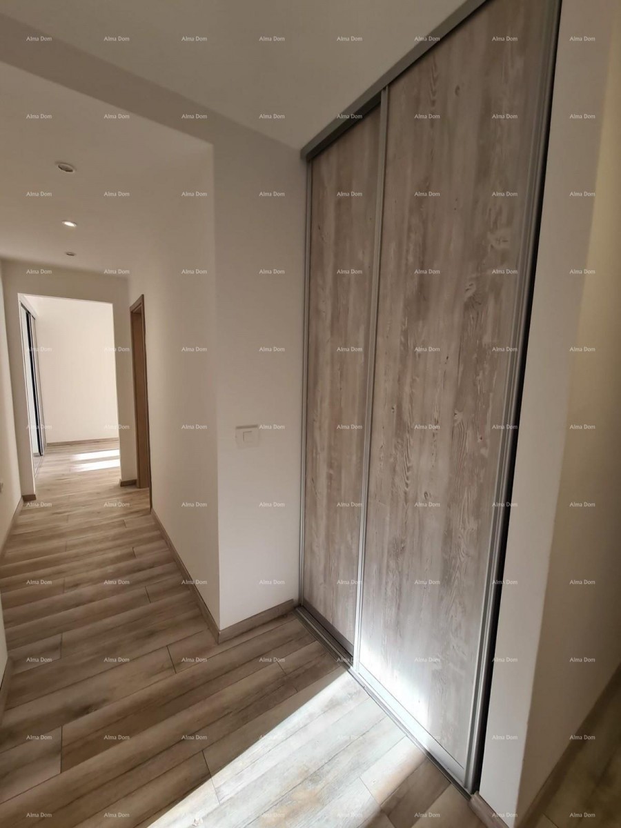 Pula – renoviran dvosobni stan u centru, 72,83 m². Stan se nalazi na glavnoj  tržnici. 9