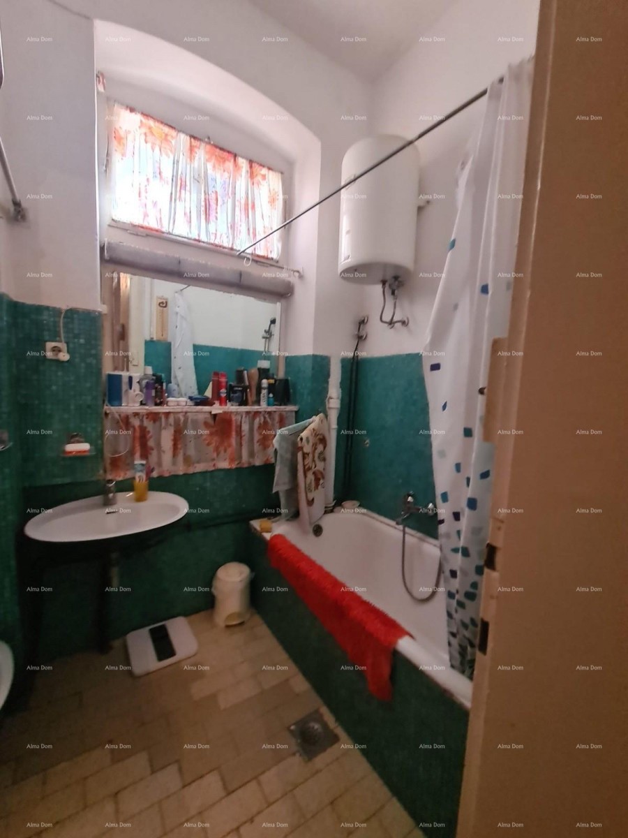 Stan v pritličju s dvoriščem in garažo – center Pule 13