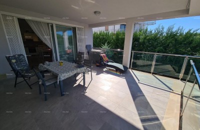 Peroj!  Stanovanje z dvoriščem!