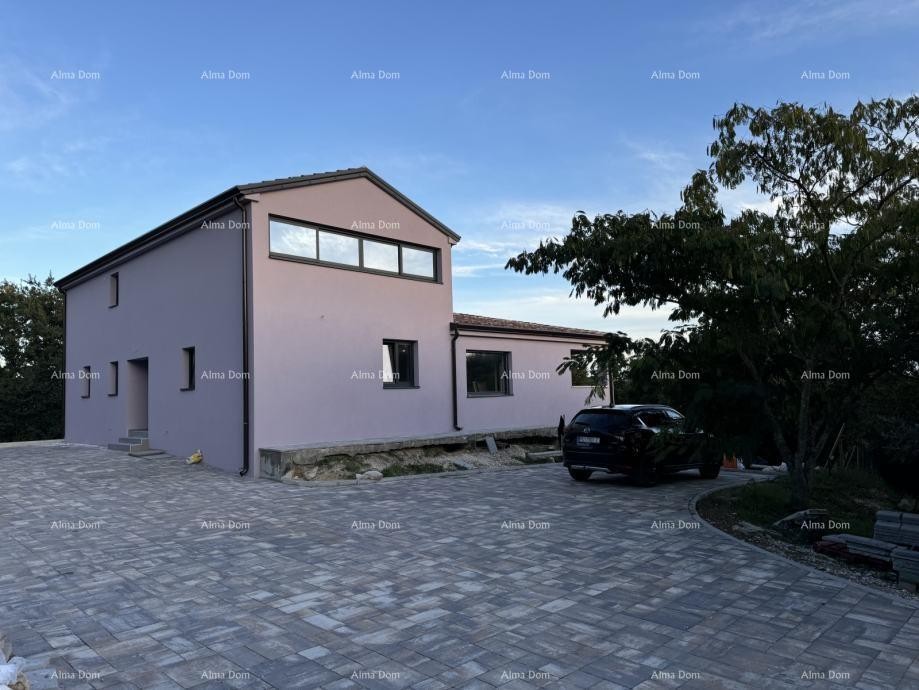 La bellissima proprietà in vendita è circondata da foreste e vigneti, con vista su Gračišće e Učka! 1