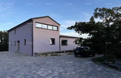 La bellissima proprietà in vendita è circondata da foreste e vigneti, con vista su Gračišće e Učka!