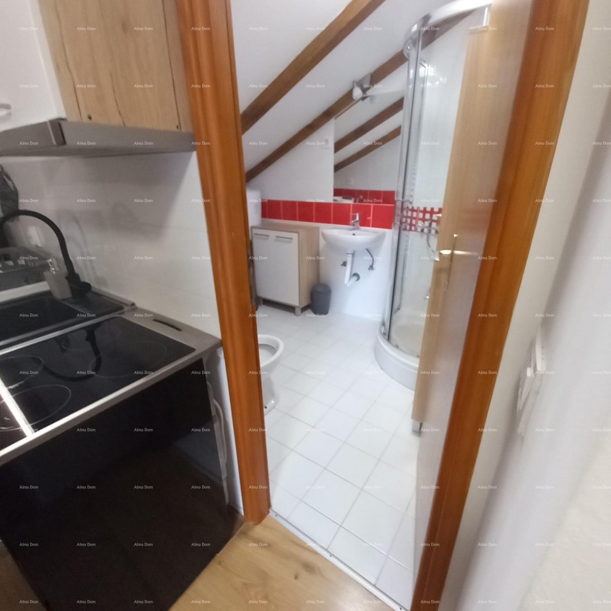 Prodaje se kuća sa 3 apartmana i dvorištem, blizu Pule. Pješčana uvala. 29