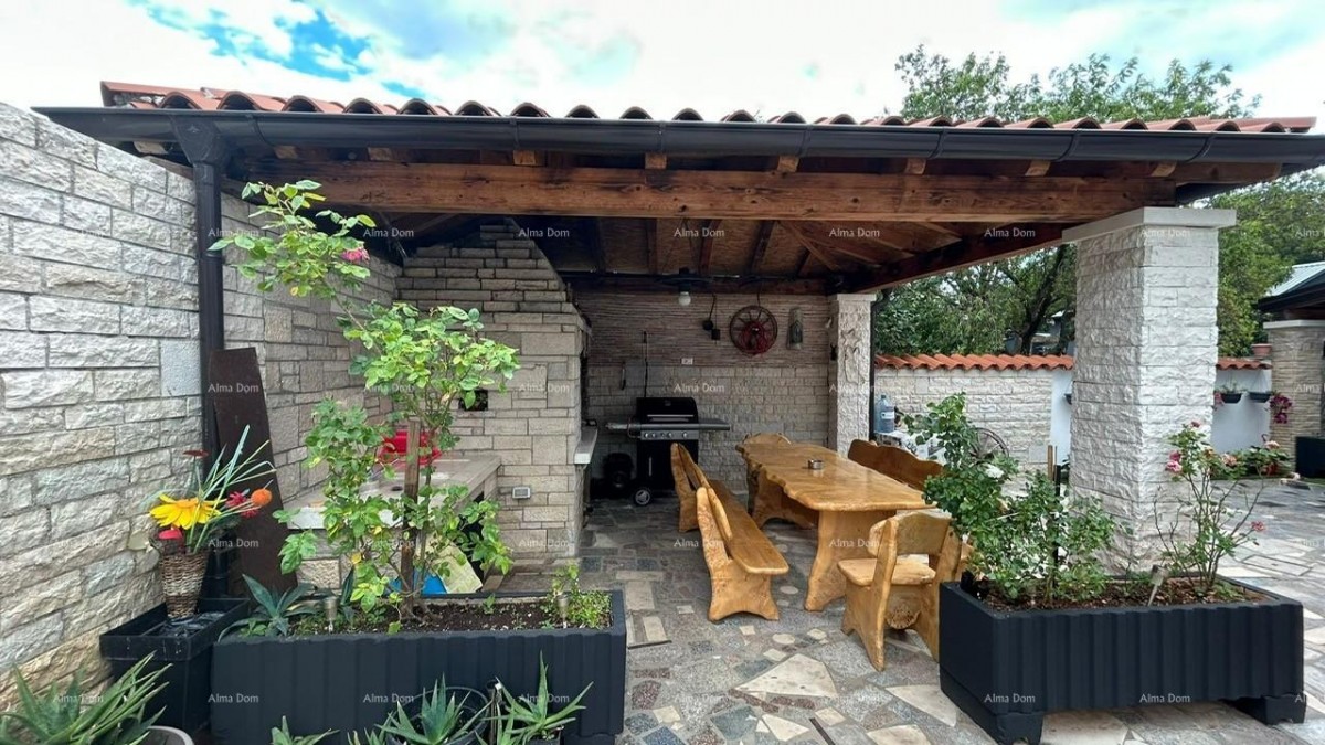 Pula Veli vrh. We are selling a house with multiple apartments and a swimming pool. 4