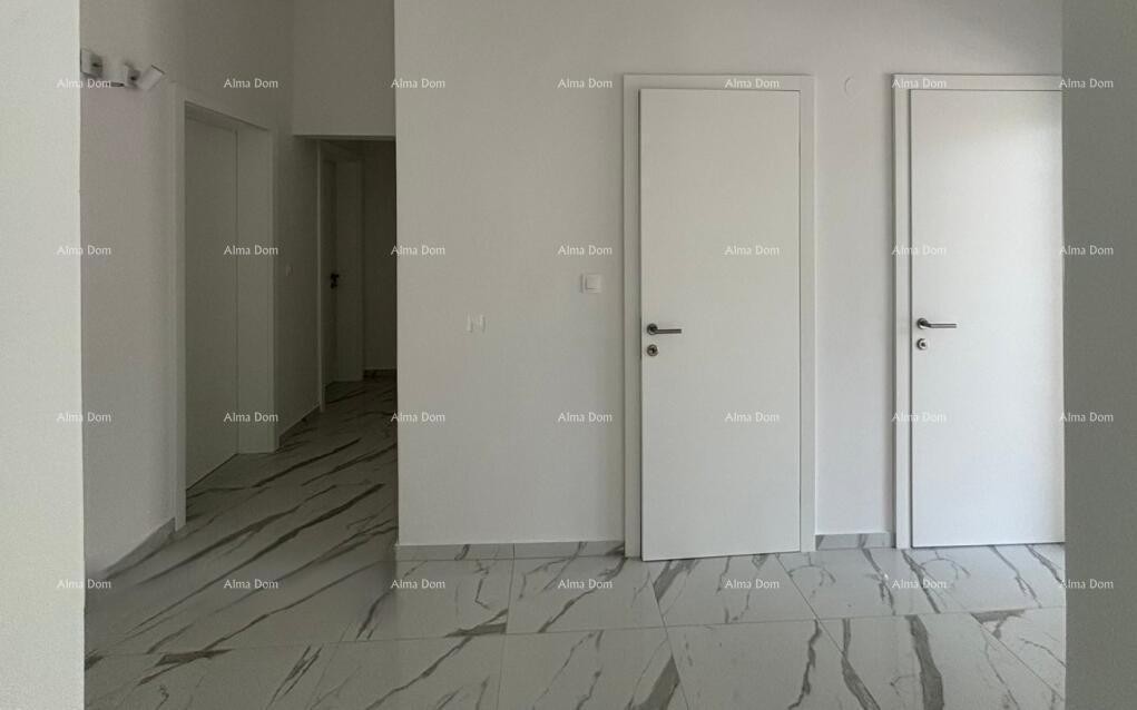 Prodaja - velik stan s dvema ločenima stanovanjskima enotama ter zasebnim bazenom in dvoriščem, Umag! 3