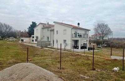 Geräumiges Haus mit zwei Wohnungen, in der Nähe der Stadt Poreč.