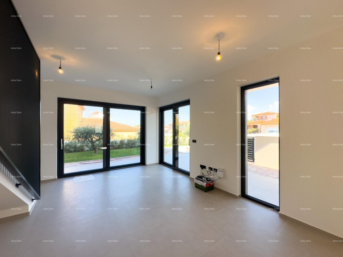 Vendiamo villa bifamiliare con piscina e garage 11