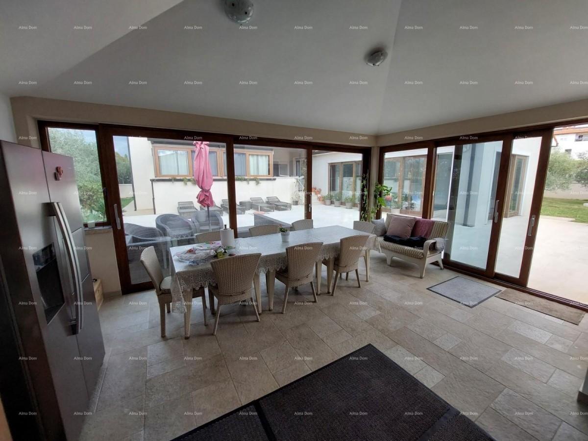 Современный дом с двумя апартаментами, крытым бассейном и большим двором. 15