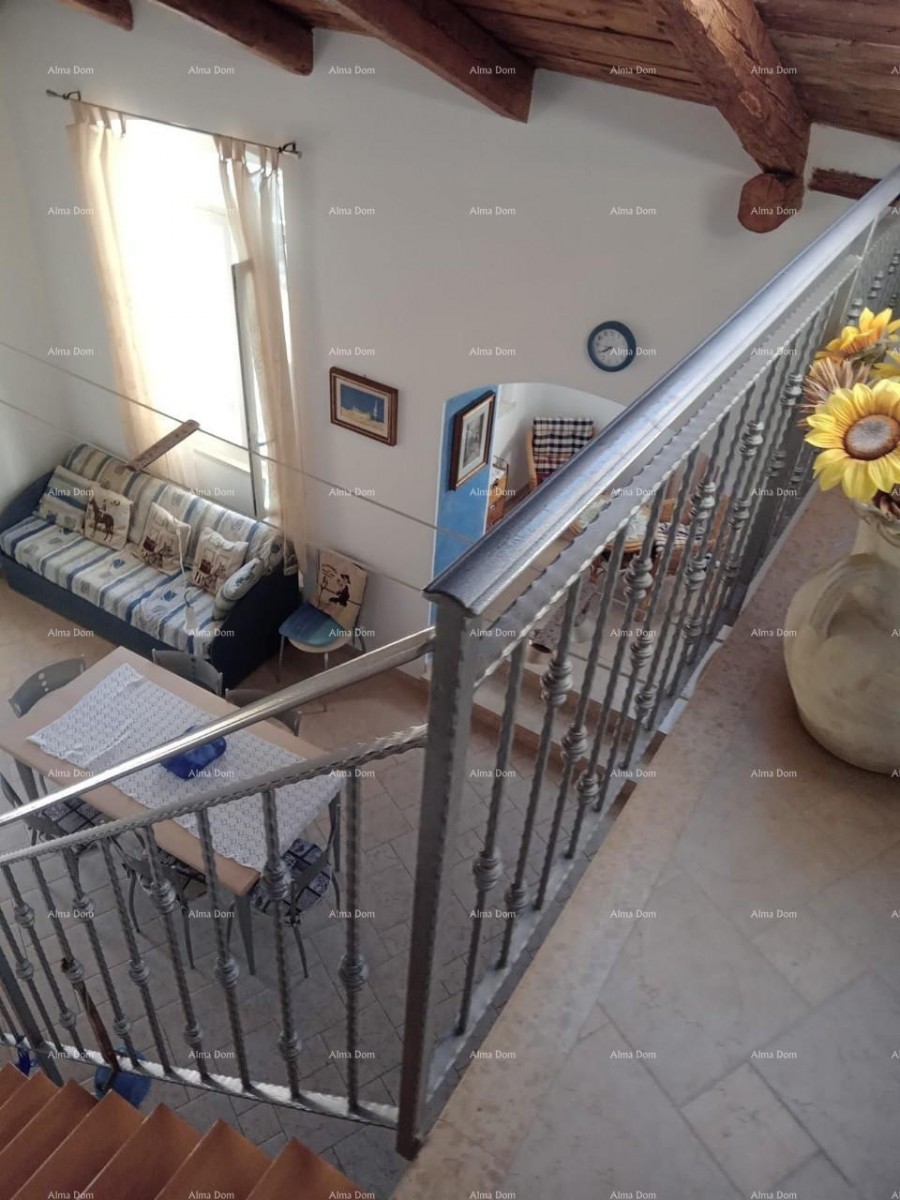 Proximity to the city of Umag. Duplex house for sale, 123.65 m² right on the seafront, 10 meters from the sea. 6