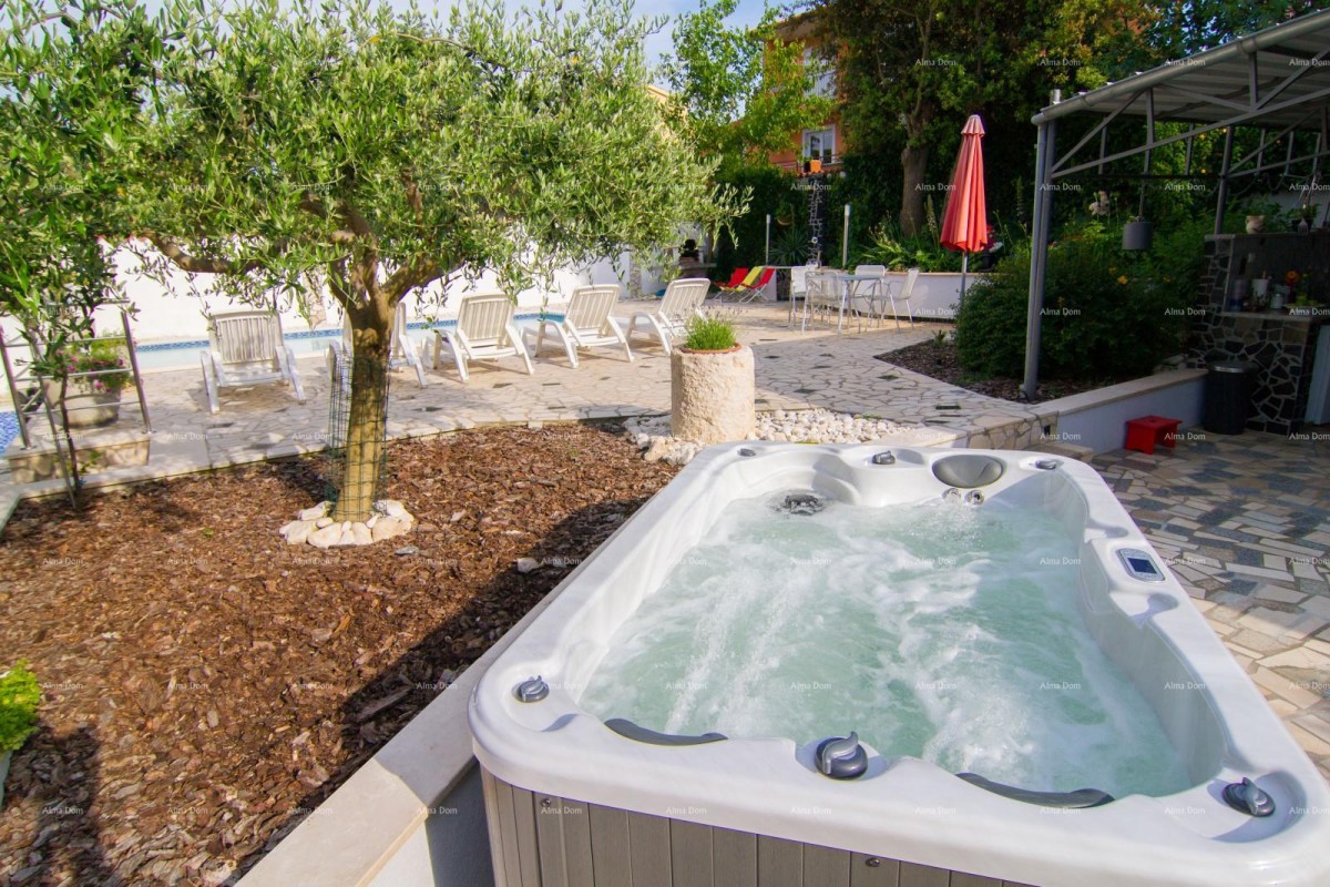 Na prodaju: Apartmanska kuća s bazenom i pogledom na more – Banjole! 12