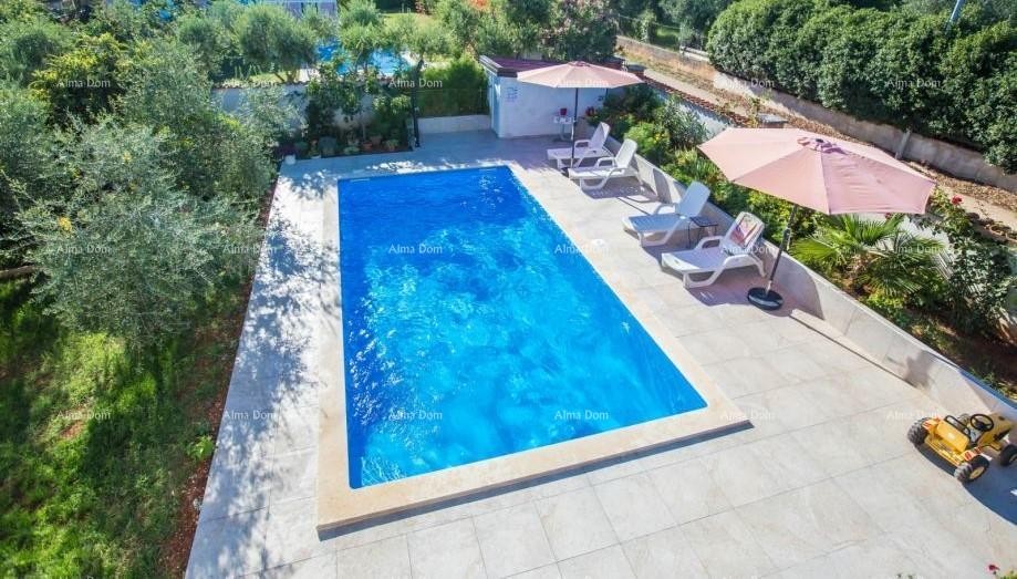 Poreč, Detached House with Pool and 5 Residential Units 3