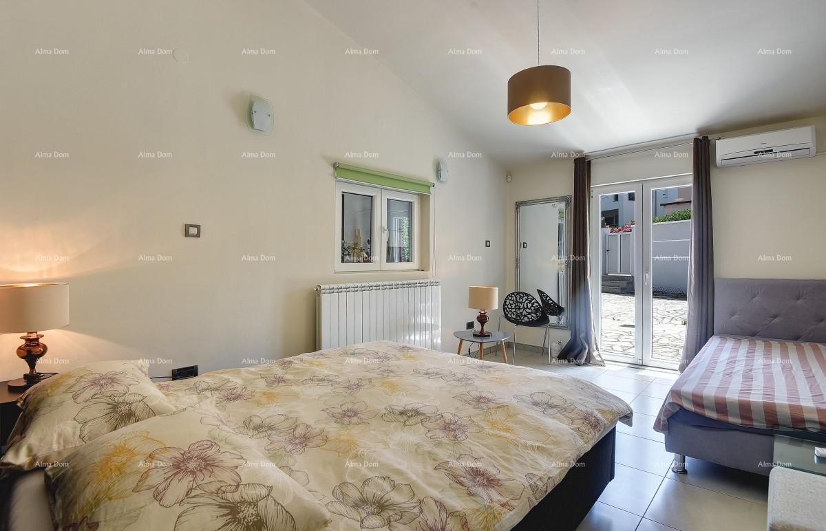 Prvi red do mora i plaže – kuća s bazenom i velikom okućnicom, Pješčana Uvala! 22