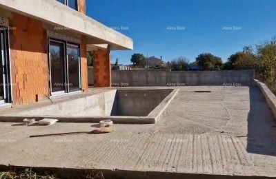 Канфанар, современный дом в стадии Рох-бау