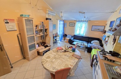 Stan u Banjolama  sa vlastitom okućnicom od 300 m2.– Volme, mirno okruženje, blizu obale, s verandom i modernim sadržajima
