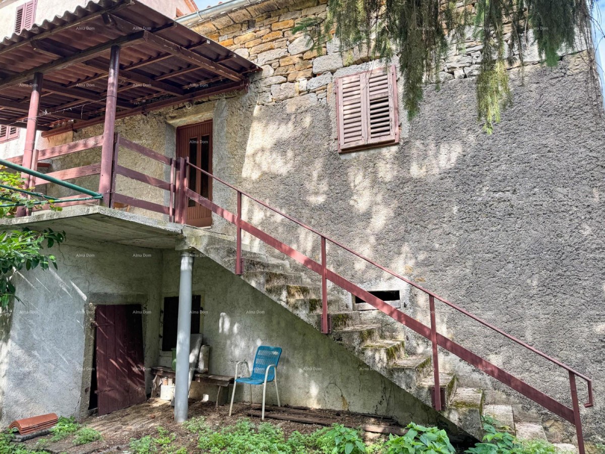 Prodaja- kamena istarska kuća s građevinskim zemljištem, u manjem mjestu, blizina Buzeta! 2