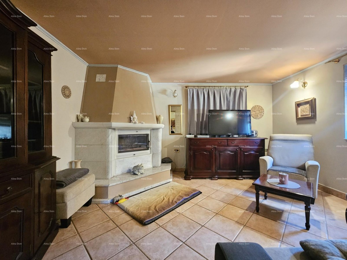 House with two residential units and great development potential – first row to the sea, Umag 9