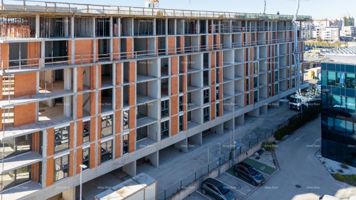 Pula. Nuovo edificio residenziale. Vendita di un appartamento con posto auto e cantina. Vicinanza al nuovo ospedale. S37 17