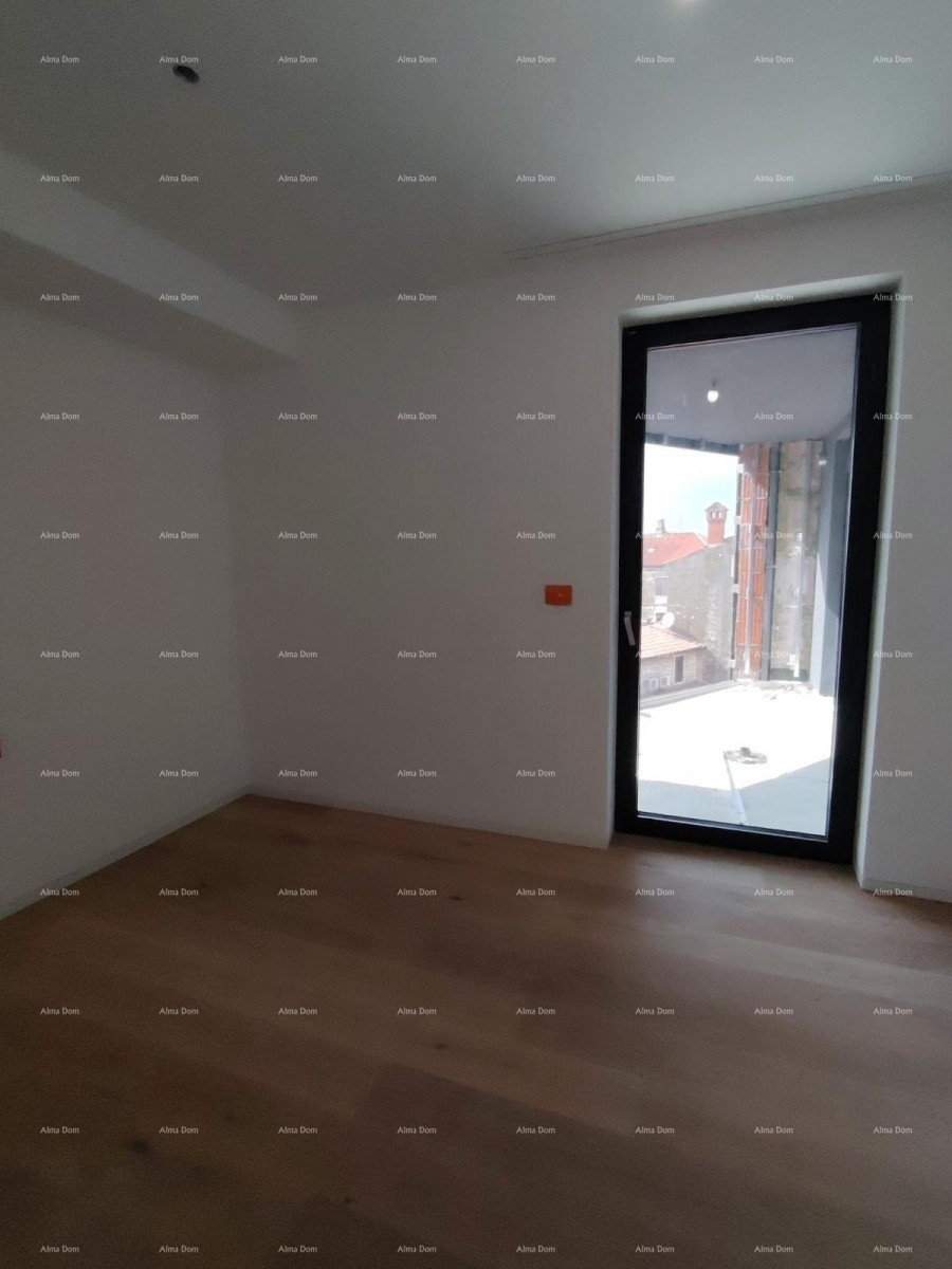 Prodaja stanov v stanovansko-poslovni stavbi s pogledom na morje, center Umaga! / S9a 9