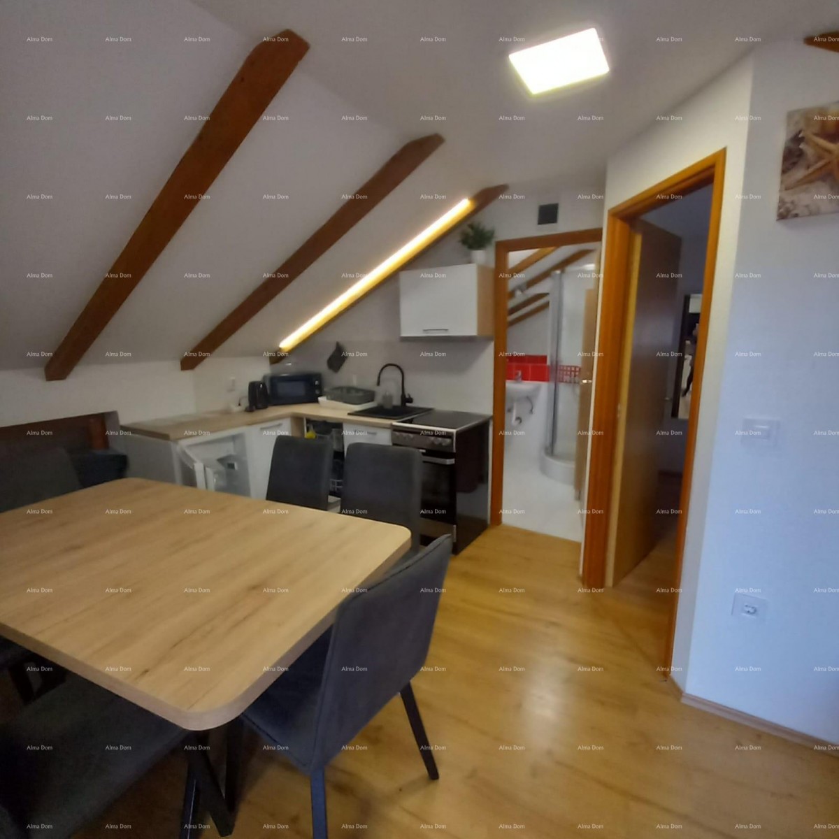 Prodaje se kuća sa 3 apartmana i dvorištem, blizu Pule. Pješčana uvala. 26