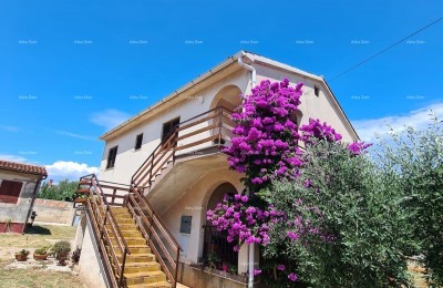 Vendita di una casa con due unità abitative, un edificio accessorio e un garage, Ližnjan!