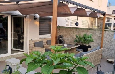 Verkaufe eine schön eingerichtete, möblierte Wohnung mit zwei Schlafzimmern und Meerblick! Poreč