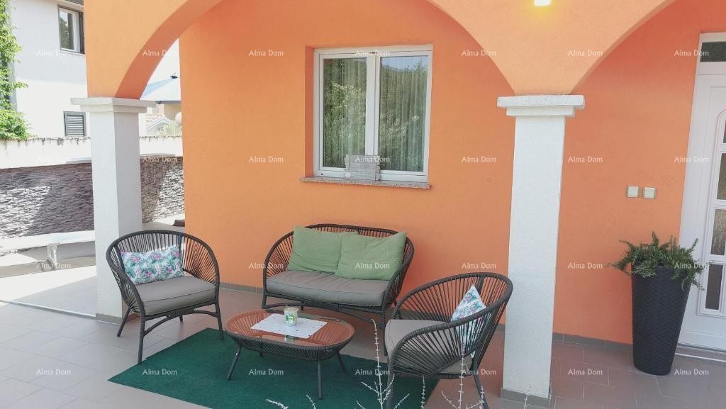 Дом с прекрасным видом на горы, террасой, садом, барбекю и частной парковкой. 17