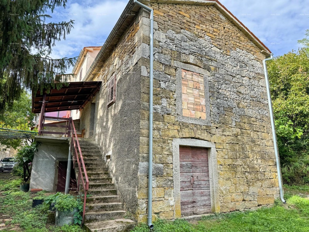 Prodaja- kamena istarska kuća s građevinskim zemljištem, u manjem mjestu, blizina Buzeta! 1