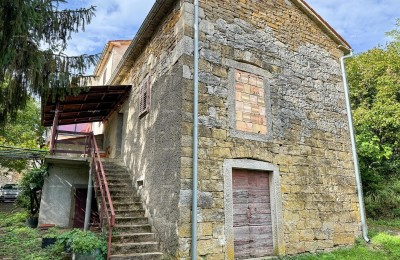 Prodaja- kamena istarska kuća s građevinskim zemljištem, u manjem mjestu, blizina Buzeta!