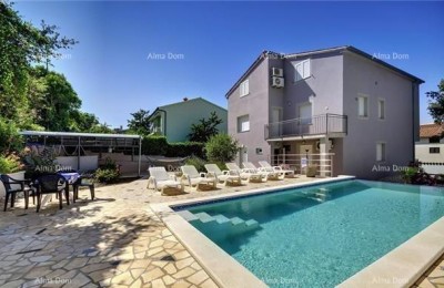 In vendita: Casa con appartamenti, piscina e vista mare – Banjole!